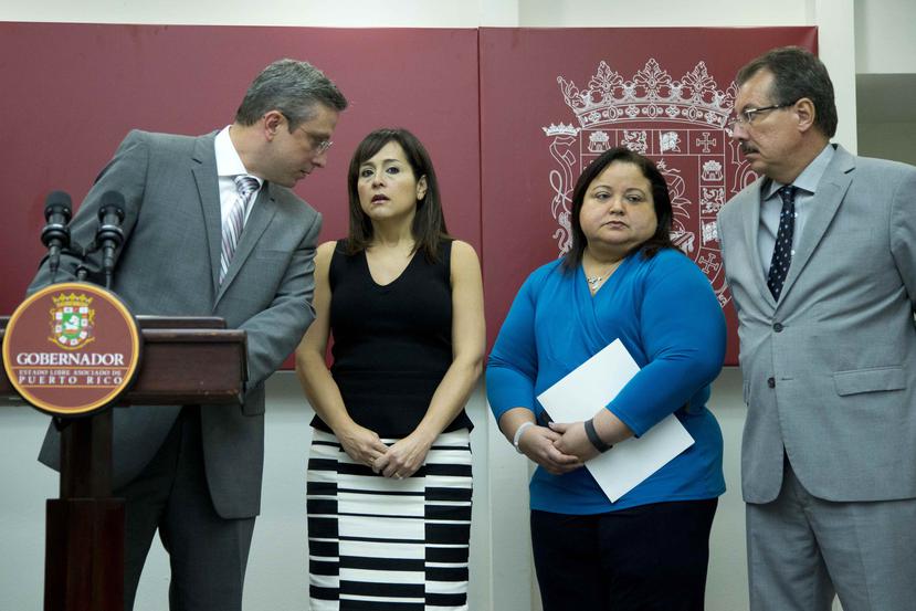 La administración de Alejandro García Padilla (a la izquierda) emitió la mayoría de los pagos en diciembre de 2016.