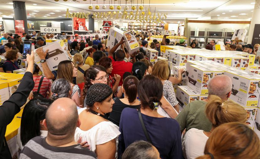 El pasado Viernes del Madrugador, varios clientes abarrotaron la sección de artículos electrodomésticos de la tienda Macy’s en Plaza Las Américas.