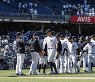 Jugadores de los Yankees de Nueva York celebran luego de completar el lunes una victoria ante los Rangers de Texas.