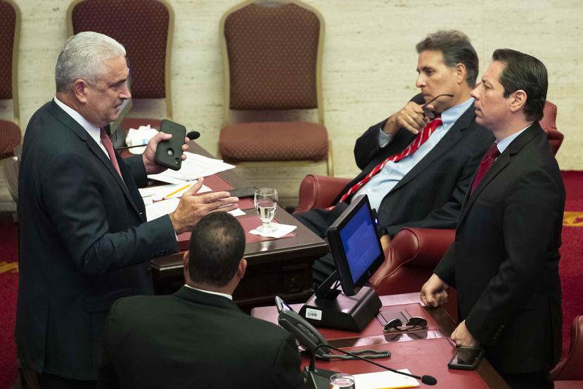 El senador independentista Juan Dalmau Ramírez (extrema derecha) favoreció la medida. (GFR Media)
