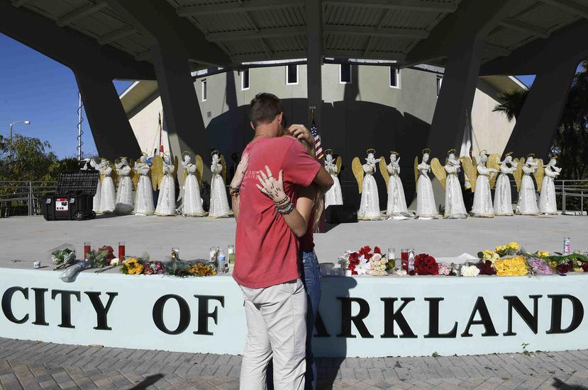 Cientos de personas se congregaron para rendir tributo a las 17 víctimas del tiroteo en una escuela secundaria en Parkland. (AP)