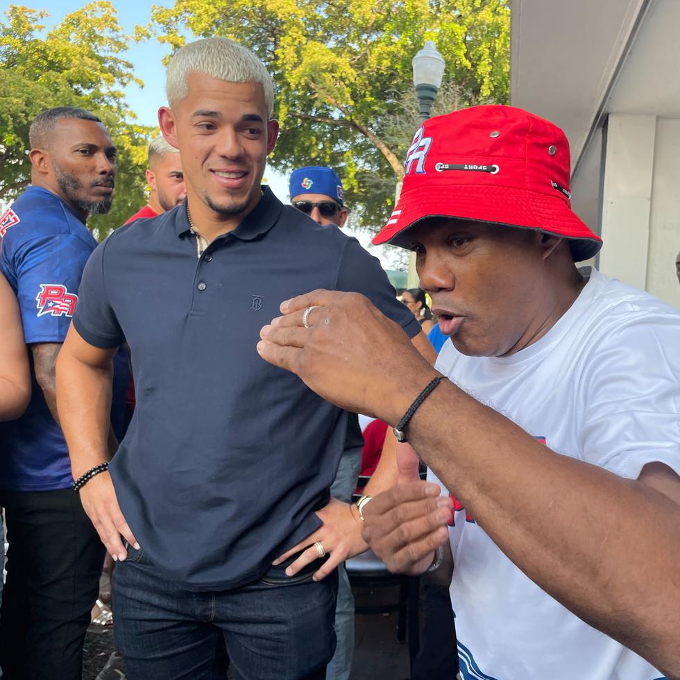 Tito Trinidad comparte con el lanzador de la novena boricua, José Berríos, durante un almuerzo en un restaurante en Miami. Puerto Rico estuvo libre el martes.
