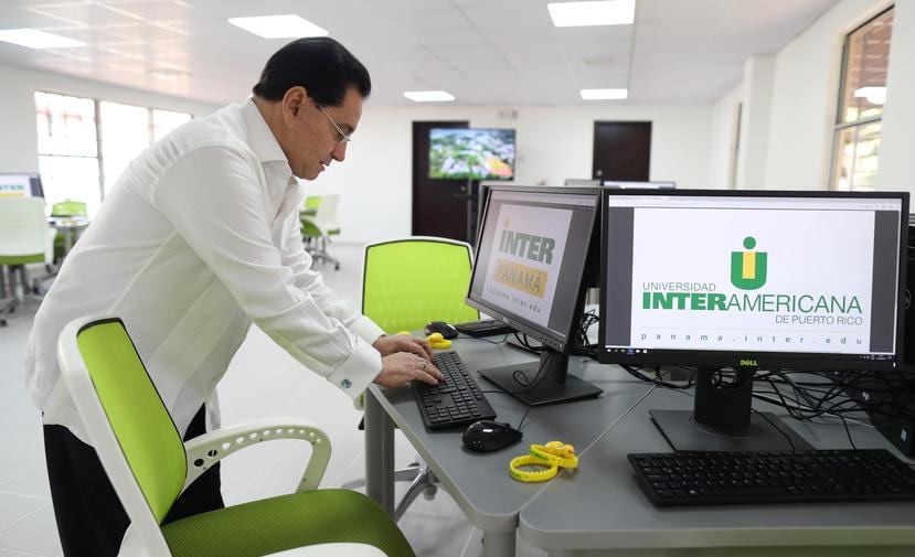 El presidente de la Interamericana muestras el equipo que se utilizará en el laboratorio en Panamá.