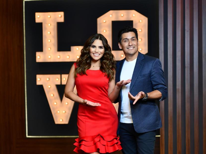 Karina Banda y Rafael Araneda son los anfitriones del programa "Enamorándonos", que se transmite de lunes a viernes, a las 8:00 p.m. por TeleOnce.