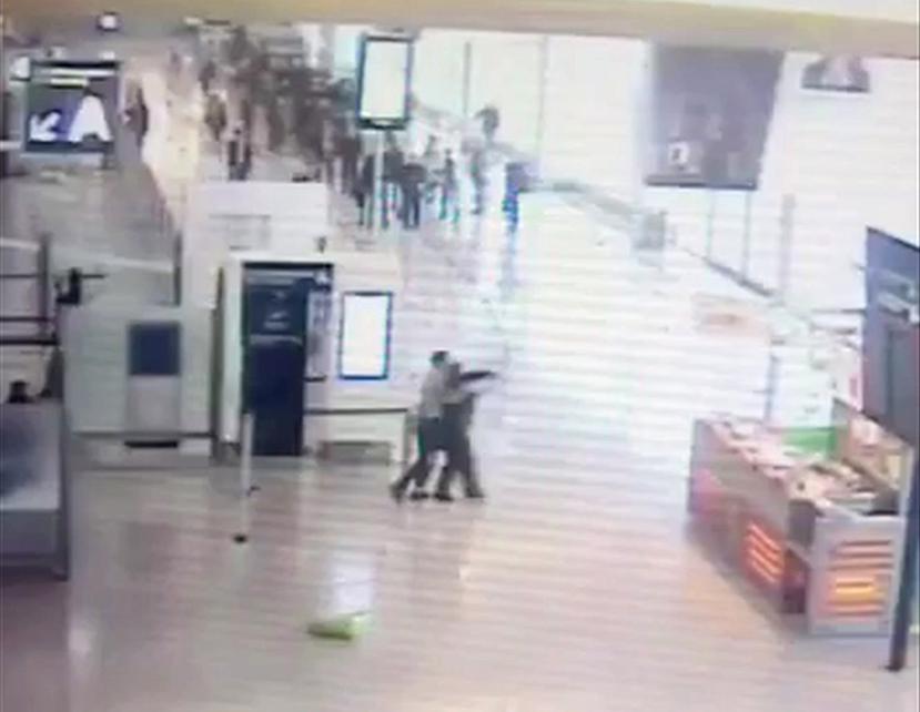Imagen del vídeo que capta el ataque a una mujer soldado en el aeropuerto de París. (AP)