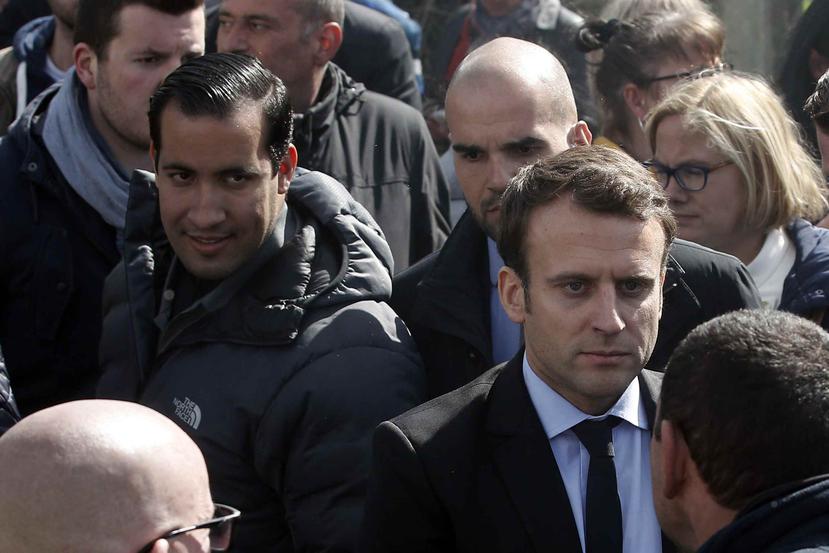 Emmanuel Macron, derecha, acompañado por su guardaespaldas, Alexandre Benalla. (AP)