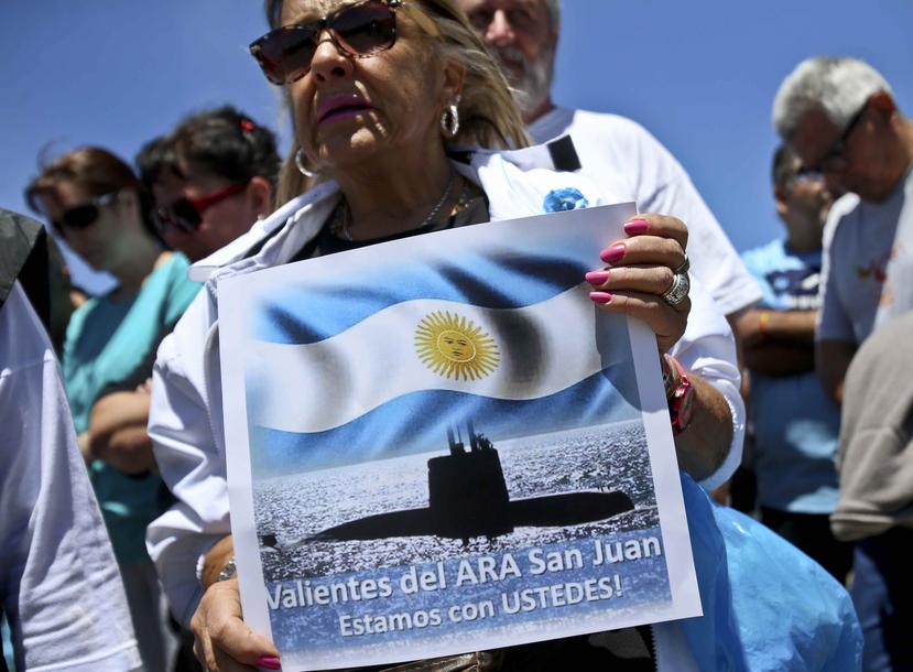 Una mujer sostiene un cartel con el mensaje "Valientes del ARA San Juan, estamos con ustedes". (AP)