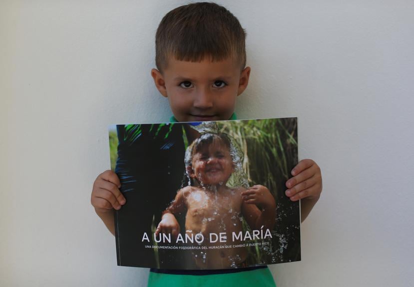 Isaías Vázquez es el niño que aparece en la portada del libro “A un año de María”,   cuando, a sus tres años, disfrutaba de un refrescante chorro en Corozal.