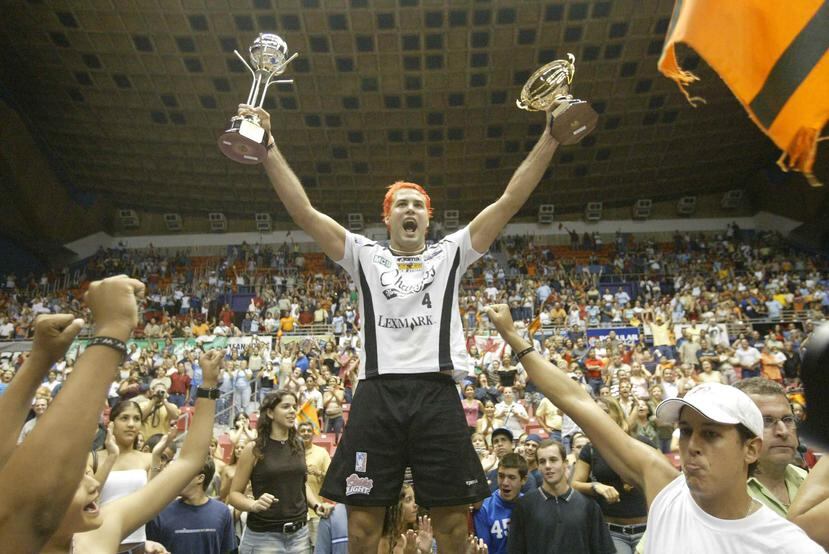 Víctor "Vitito" Rivera alza uno de sus nueve trofeos de campeonato y el tercero de cuatro galardones de Jugador Más Valioso de la serie final que alcanzó durante su carrera en el Voleibol Superior Masculino (LVSM).