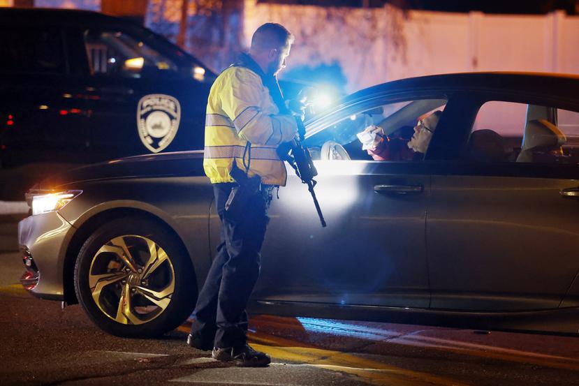 La presencia policial luego que un hombre mató a tiros a un guardia de seguridad de un hospital psiquiátrico en Concord, Nueva Hampshire, el 17 de noviembre de 2023.   . (Foto AP/Michael Dwyer)