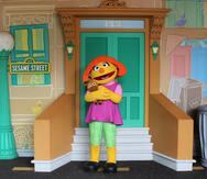 Julia, un personaje de una niña de cuatro años con autismo, a quien le encanta dibujar y jugar con sus amigos Elmo y Abby Cadabby, estará presente en el área de Sesame Street en SeaWorld.