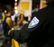 Un agente de la policía Municipal de San Juan vigila al público que se dio cita a las Fiestas de la Calle San Sebastián.
