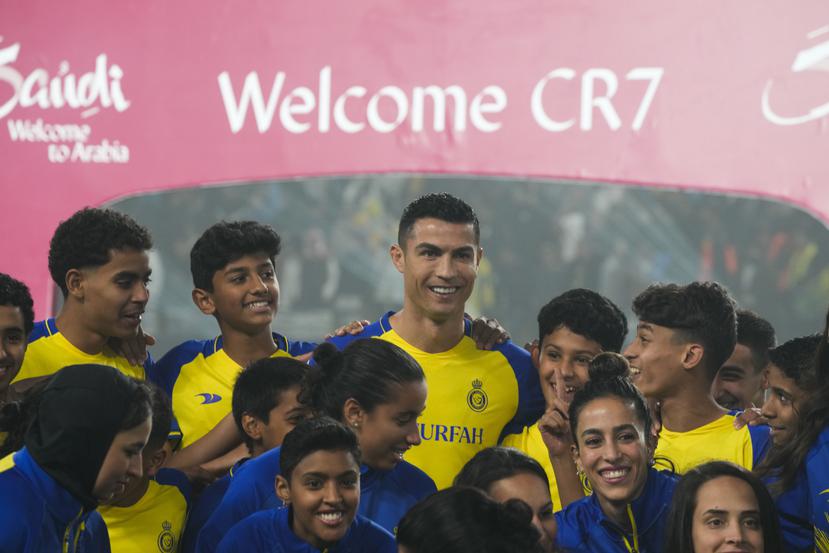 Cristiano Ronaldo comparte con niños y jóvenes durante su presentación con el equipo Al Nassr.