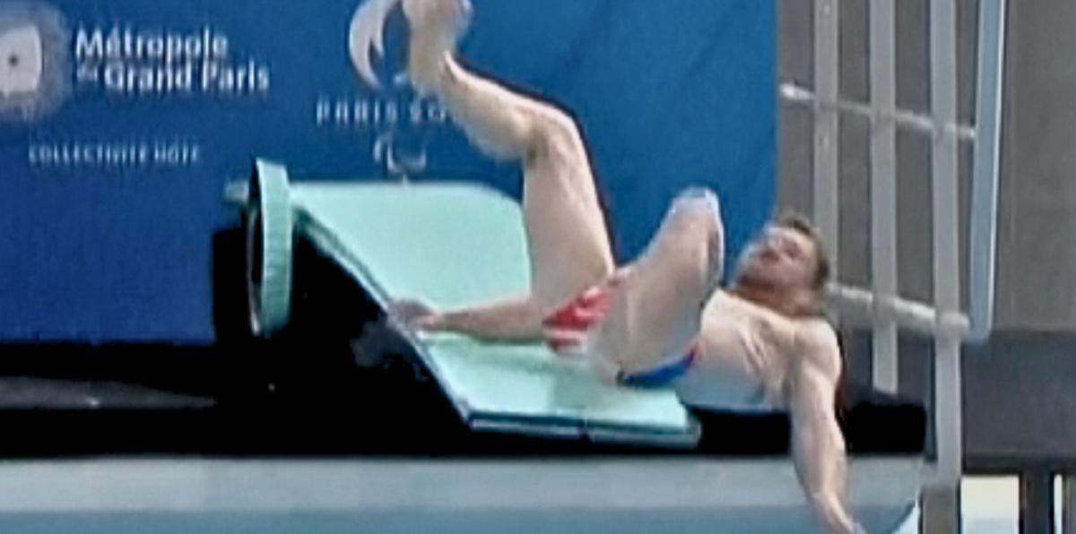 Famoso clavadista resbala en trampolín de piscina olímpica: así se golpeó