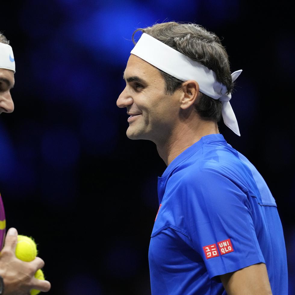 Roger Federer (derecha) y Rafael Nadal sonríen en un partido de dobles de la Copa Laver en Londres, el viernes 23 de septiembre e 2022. El encuentro fue el último en la carrera del suizo Federer (AP Foto/Kin Cheung)