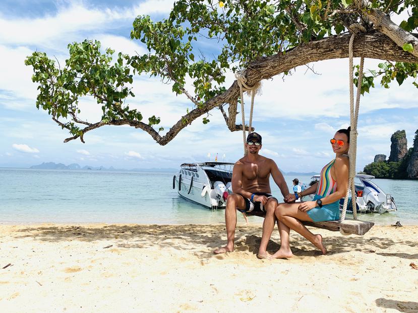 Durante todo el año, Stella y Juan Carlos Díaz disfrutan de las playas de Puerto Rico y de los destinos a los que viajan. En la foto, la pareja en una visita reciente a Playa Sucia, en Cabo Rojo. (Foto: Suministrada)