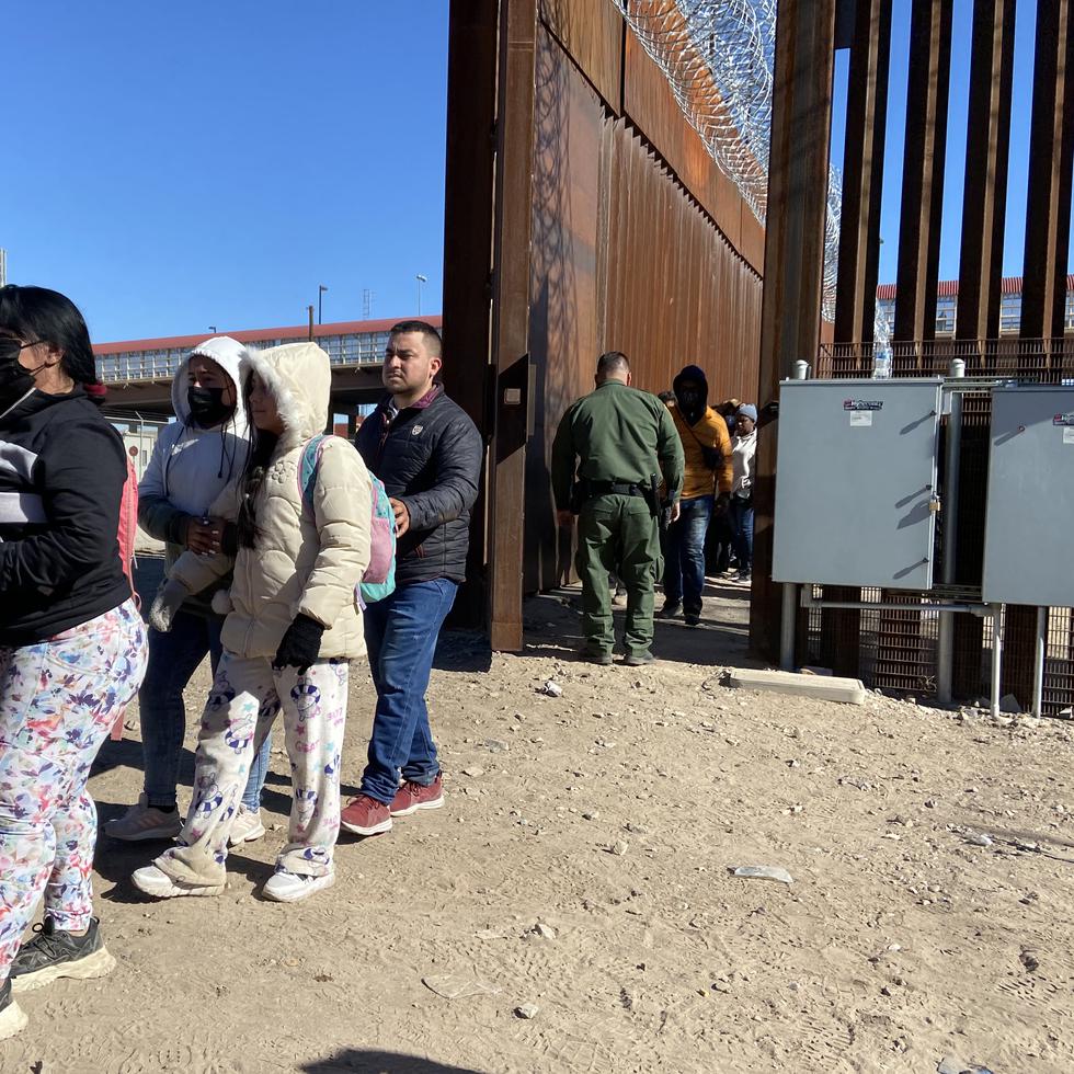 Solo en los primeros 28 días de diciembre de 2023, la patrulla fronteriza detuvo a 235.000 migrantes que intentaban cruzar de manera irregular la frontera con México, según datos de la Oficina de Aduanas y Protección Fronteriza.