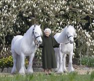 En esta foto difundida por Royal Windsor Horse Show, se muestra a la reina disfrutando de sus caballos, una de sus grandes pasiones.