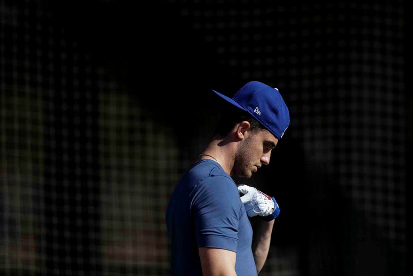 El jardinero de los Dodgers de Los Ángeles Cody Bellinger sale de la caja de bateo durante los entrenamientos de primavera. (AP)