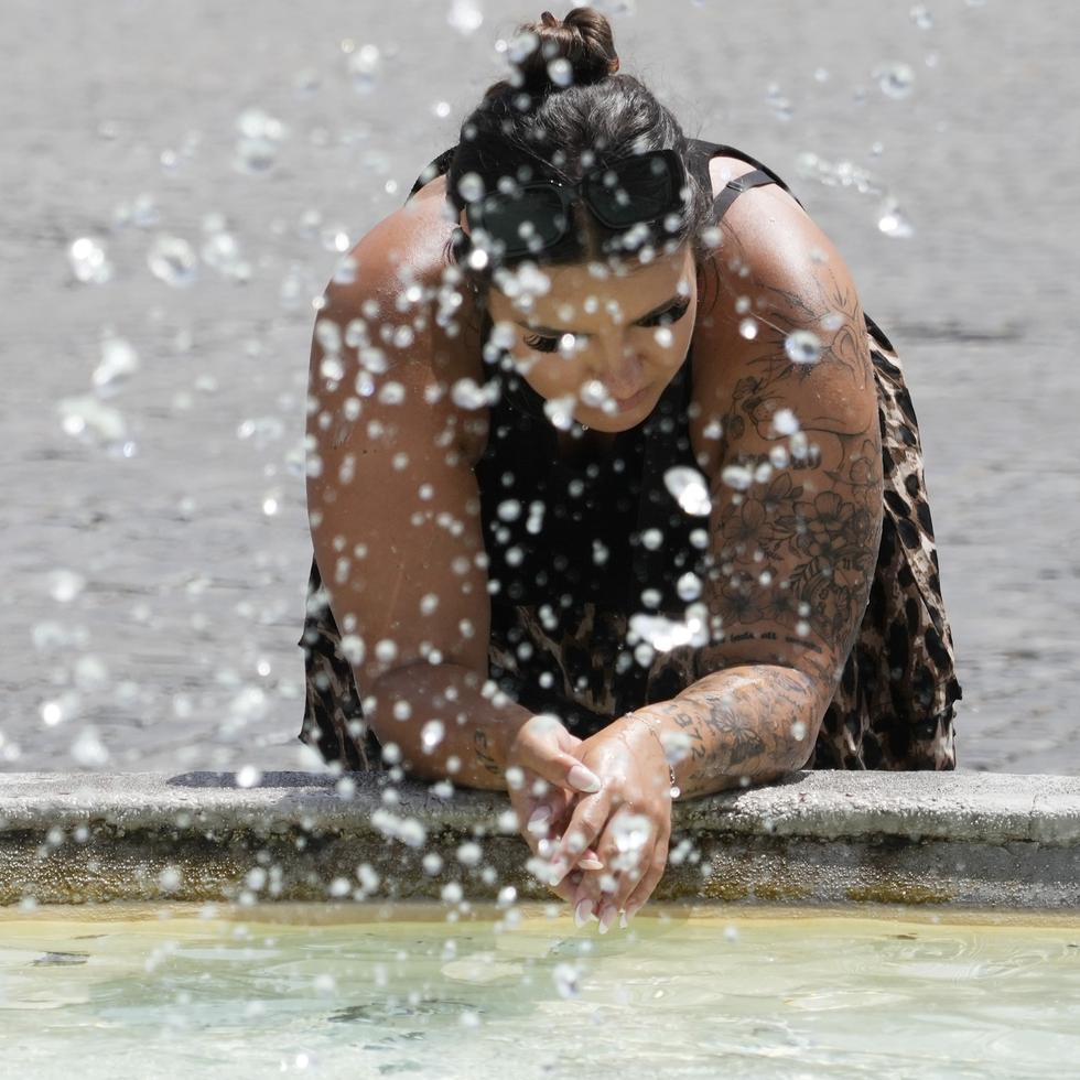 Una mujer se refresca de las altas temperaturas en una fuente en Roma, el 18 de julio de 2023.