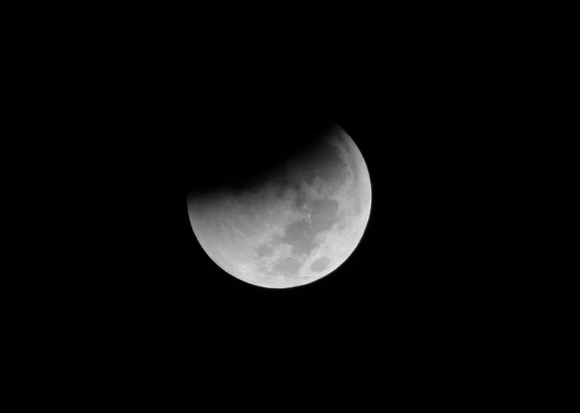 En esta fotografía de archivo del sábado 28 de agosto de 2018, la Tierra arroja una sombra sobre la Luna durante un eclipse lunar total, en Yakarta, Indonesia. A partir del domingo 20 de enero de 2019 por la noche será posible ver un eclipse lunar total e