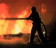 Unos 100 bomberos participaron en las labores y protegieron viviendas y negocios locales.