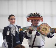 El artesano mexicano Luis de la Cruz López presenta el cinturón huichol Adolfo López Mateos. (EFE / Sáshenka Gutiérrez)