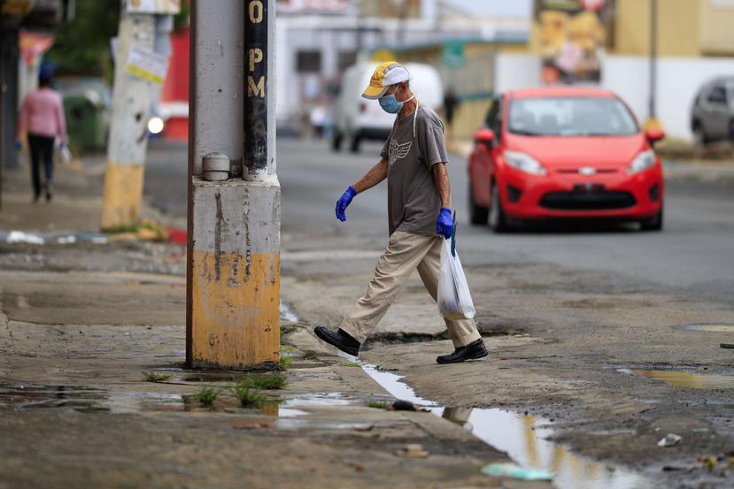 Un hombre camina por la comunidad de Barrio Obrero, en San Juan.