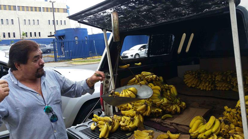 Jorge López vende guineos por el área del Cuartel General en Hato Rey. (Maribel Hernández Pérez)