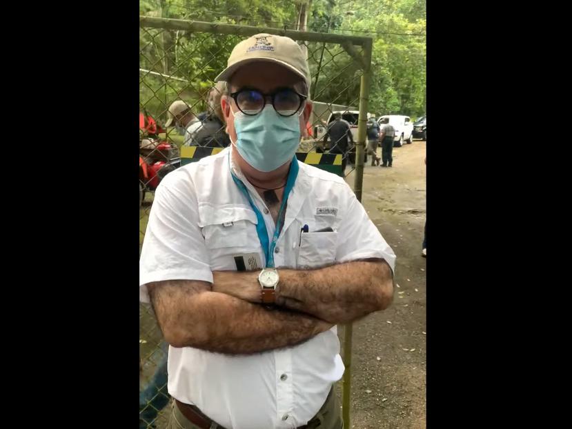 El secretario Rafael Machargo impide con su físico la entrada de la representante Mariana Nogales al bosque público Río Abajo en Utuado.