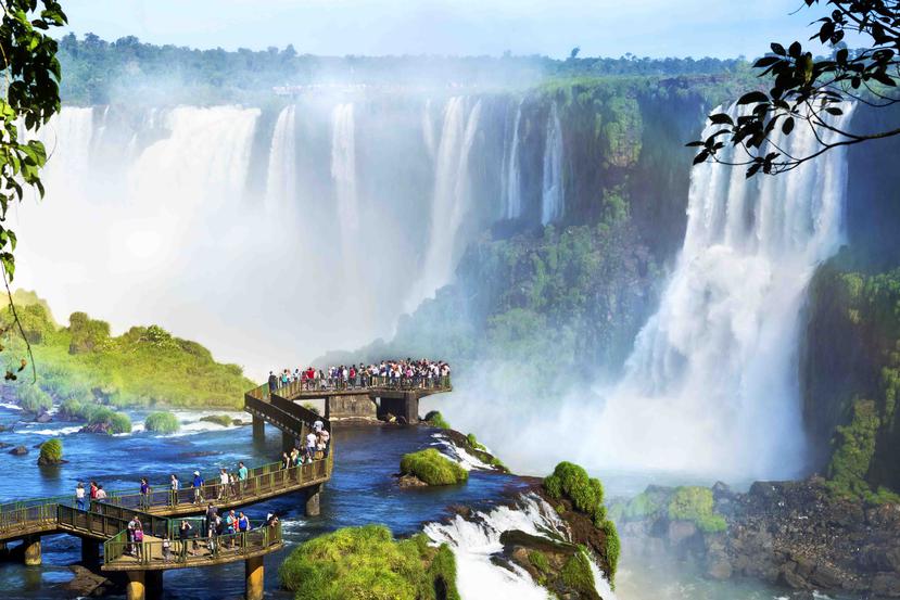 Cerca de dos millones de personas viajan de todas partes del mundo para admirar de cerca las monumentales sudamericanas.