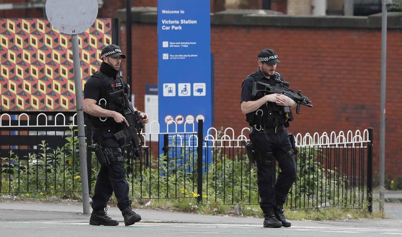 Guardias armados se observan en las calles de la ciudad de Manchester tras el ataque terrorista. (AP)
