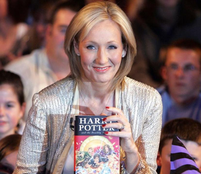 J. K. Rowling con el nuevo libro de Harry Potter.
