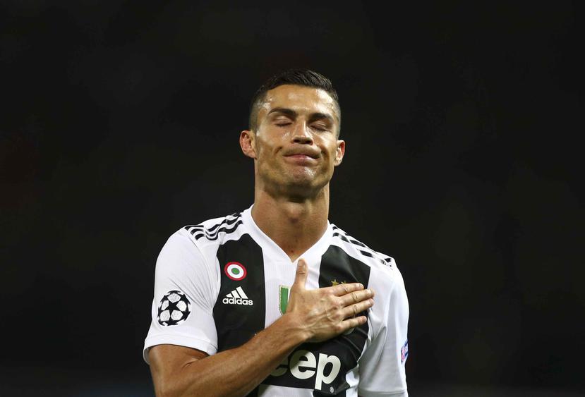 Cristiano Ronaldo, de la Juventus, hace un gesto al final del encuentro de la Liga de Campeones ante el Manchester United, el martes 23 de octubre de 2018. (AP)
