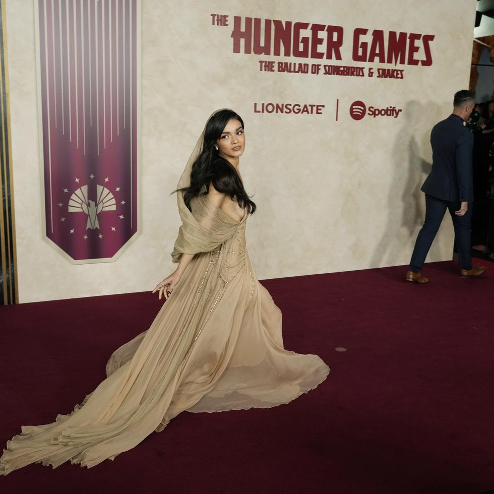 Rachel Zegler, del elenco de "The Hunger Games: The Ballad of Songbirds & Snakes", camina por la alfombra roja de la película en Los Ángeles el lunes 13 de noviembre de 2023, en el Teatro Chino TCL. (Foto AP/Chris Pizzello)