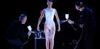 Icónico momento: Bella Hadid impacta en un vestido hecho de aerosol 