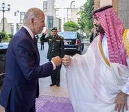 En esta imagen difundida por el Palacio Real saudí, el príncipe heredero saudí Mohammed bin Salman, a la derecha, saluda al presidente Joe Biden con un choque de puños tras su llegada al palacio de Al-Salam en Jeddah, Arabia Saudí, el viernes 15 de julio de 2022.