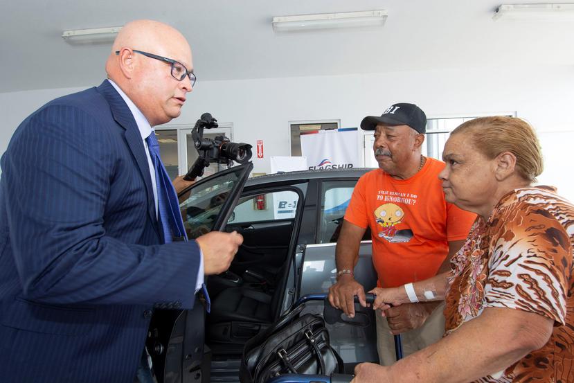 Carlos López Lay, presidente de bella Group, entrega las llaves a una de las familias beneficiadas. (Suministrada)