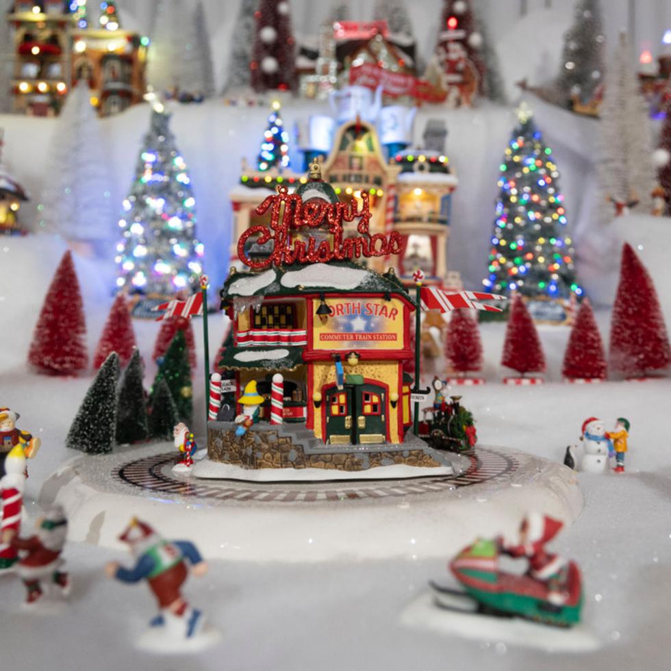 Aquí todo es miniatura: cientos de casitas y personitas de Navidad a San Patricio Plaza