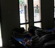 Vista de una mujer inmigrante y su hijo en un albergue. EFE/Beatriz Limón/Archivo
