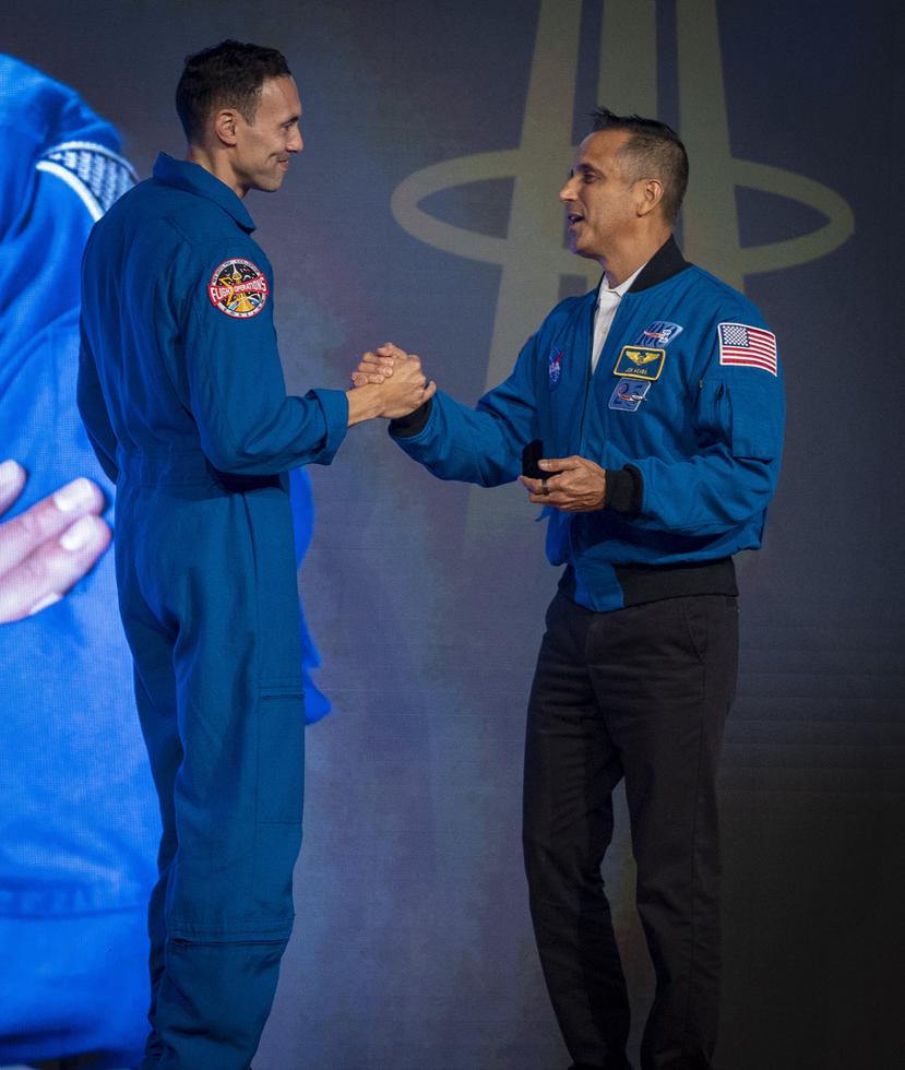El astronauta boricua Joseph Acabá, derecha, saluda a su compatriota Marcos Berríos, durante un acto de graduación de la NASA, en Houston.