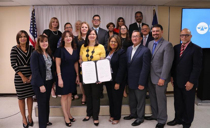 La jueza presidenta del Tribunal Supremo, Maite D. Oronoz Rodríguez (centro), inauguró Proyecto Piloto de Sala Especializada de Violencia de Género el miércoles, 26 de junio. (Suministrada)