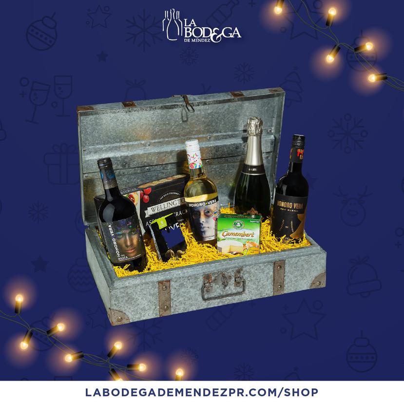 Entre la variedad de canastas navideñas de La Bodega de Méndez, está un curioso baúl en metal con vinos españoles Honoro Vera Irreverent Blend, Merlot, Blanco y Segura Viudas Brut Reserva, y conservas.