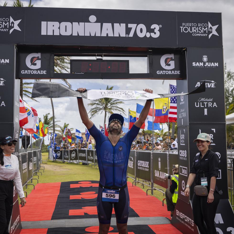 Breno Melo cruza la meta como el ganador del Ironman 70.3 Puerto Rico.