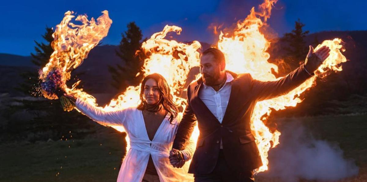 Enamorados se prenden en fuego durante su boda