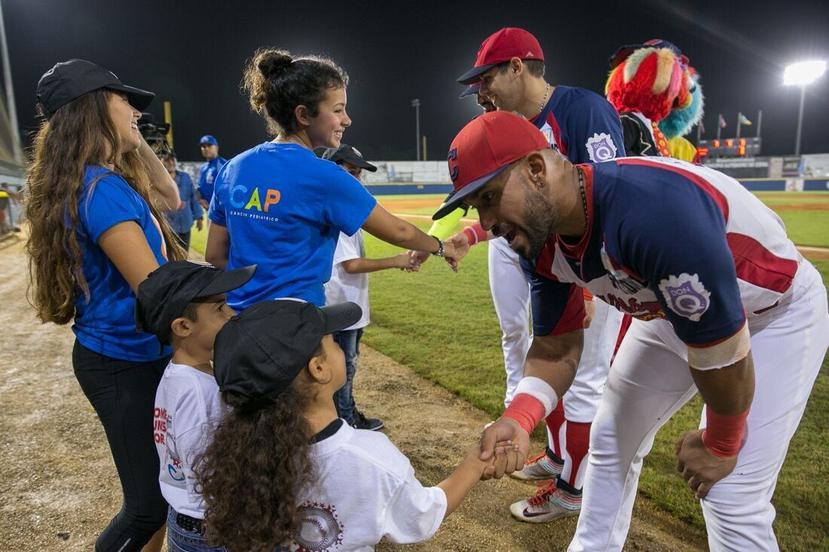Niños pacientes de CAP son recibidos por los jugadores de la Liga AA durante la Noche CAP, auspiciada por la Asociación de Dealers Toyota, organización que creó "Home Runs for Cap".