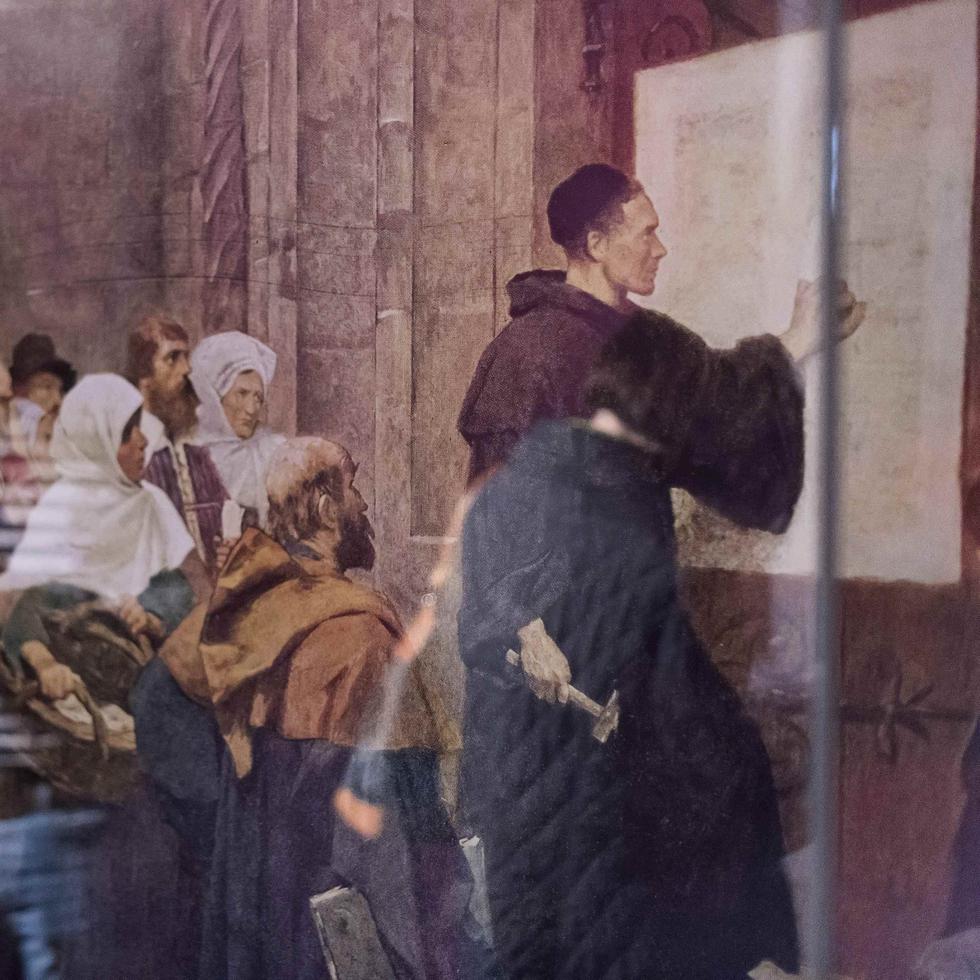 Personas visitan la exposición "Lutero, desde 1917 hasta el presente", presentada en el museo del monasterio Dalheim en Lichtenau, Alemania. (EFE)