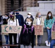 La activista sueca por el clima Greta Thunberg y otros jóvenes protestan ante el parlamento sueco, en Estocolmo, el 25 de septiembre de 2020.