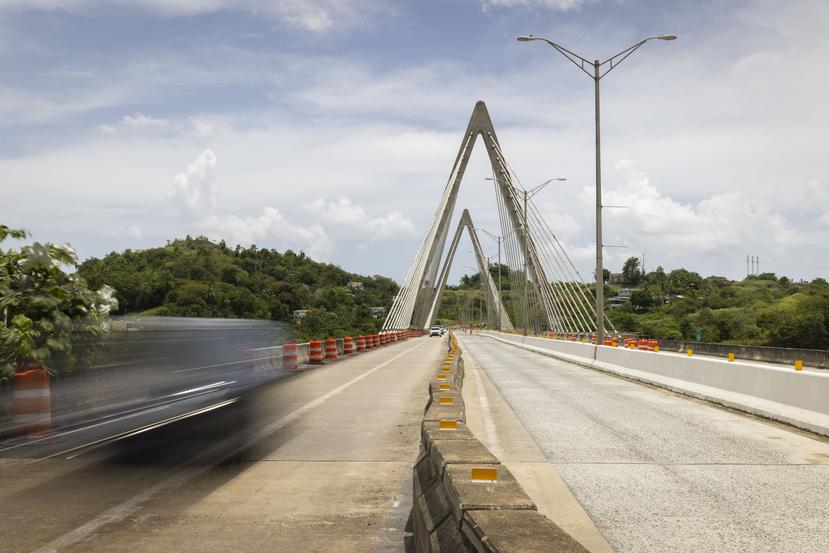 De los cuatro carriles que tiene el puente, los trabajos de reparación se han concentrado primero en dos, que ya no lucen las abruptas ondulaciones que representaban un problema de seguridad pública.