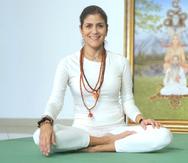 Madelyn Rodríguez es inbstructora de Hatha Yoga Virtual en el Centro de Yoga Devanand.